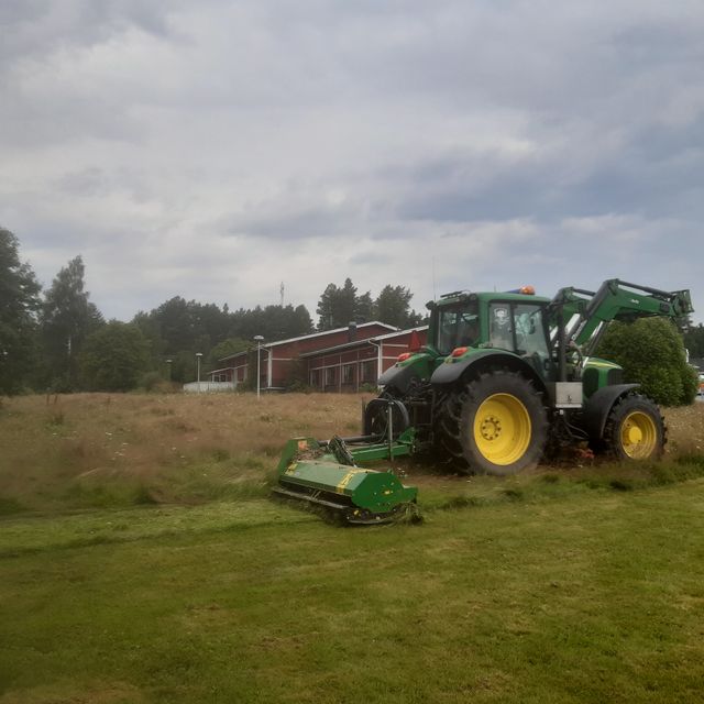 Traktori pellolla